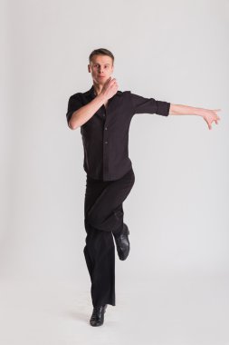 Hafif bir arka plan üzerinde dansçı