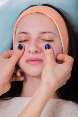 kaplıca tedavisi alma kadın.