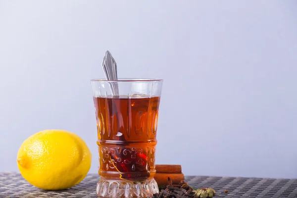 Te med citron mot ljus bakgrund — Stockfoto