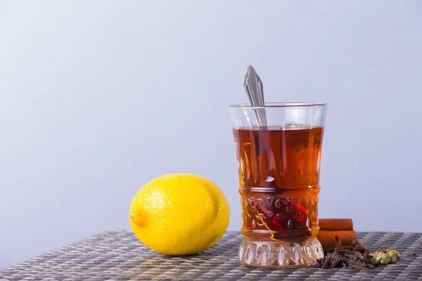 Te med citron mot ljus bakgrund — Stockfoto