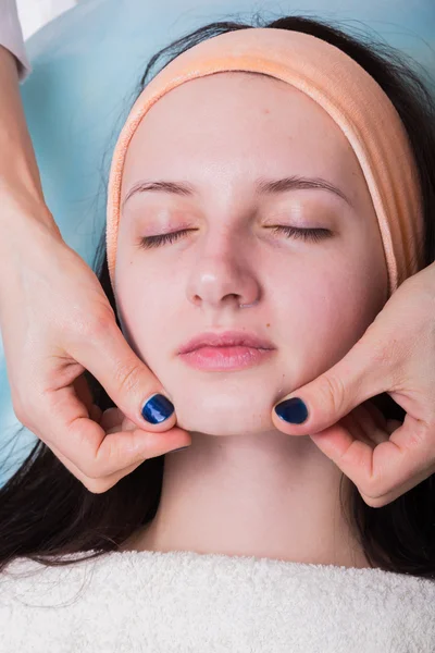 Mujer recibiendo tratamiento de spa . — Foto de Stock