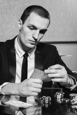 Poker masasında oynarken adam.