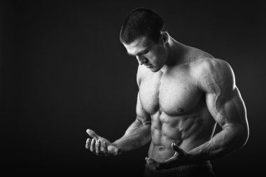 kaslı adam siyah bir arka plan üzerinde poz