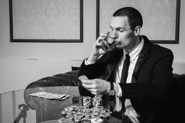 Jogador de poker no casino — Fotografia de Stock