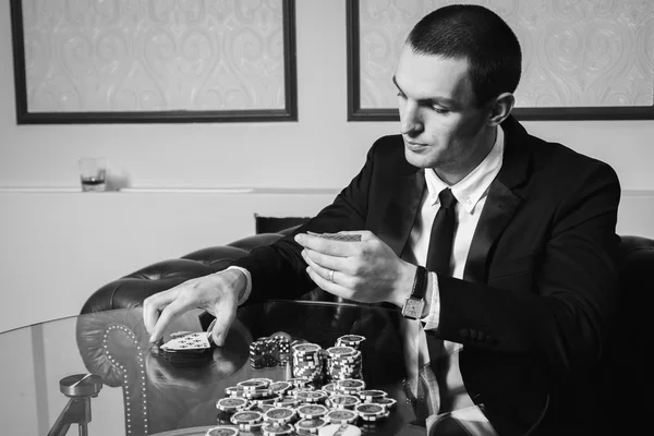 Hombre jugando al poker en la mesa de poker . — Foto de Stock