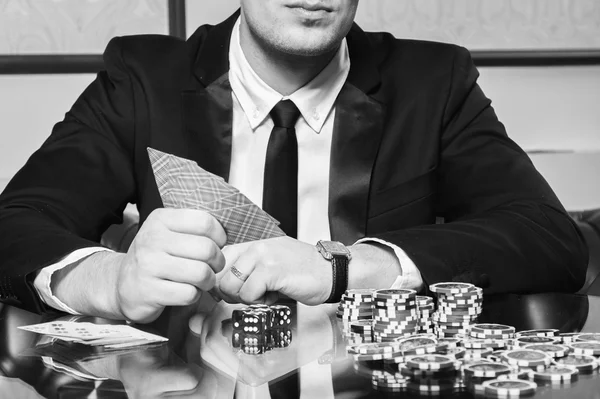 Poker masasında oynarken adam.