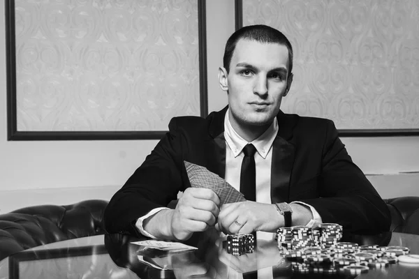 Hombre jugando al poker en la mesa de poker . — Foto de Stock