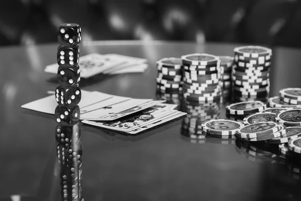 Chips di poker e carte su un tavolo di vetro — Foto Stock