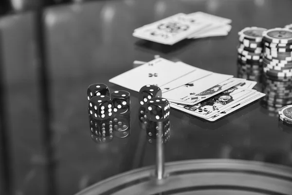 Πόκερ μάρκες και τις κάρτες σε ένα γυάλινο τραπέζι — Φωτογραφία Αρχείου