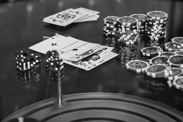 ポーカー用のチップとガラスのテーブル上のカード — ストック写真