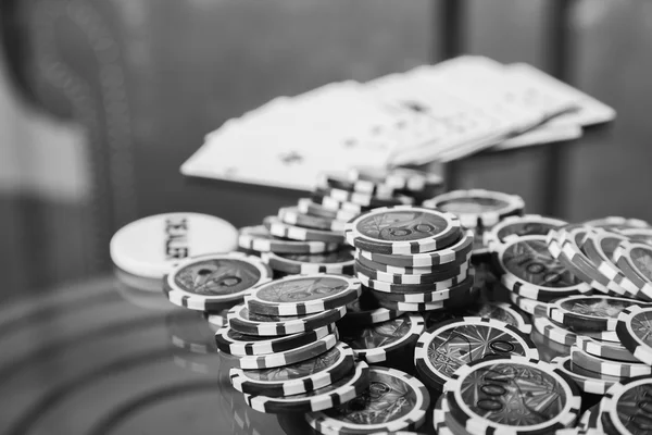 Chips di poker e carte su un tavolo di vetro — Foto Stock