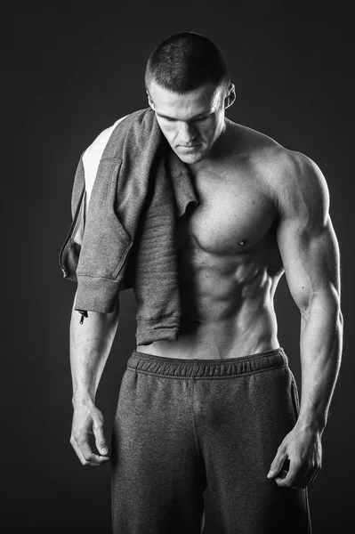 Hombre con ropa deportiva posando —  Fotos de Stock