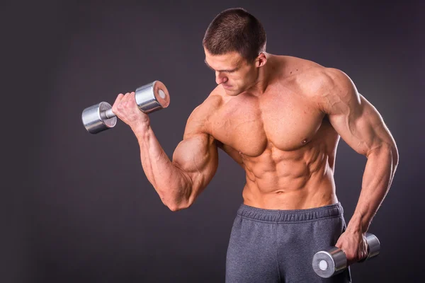 Sportsman holding a dumbbells. — Stock Photo, Image