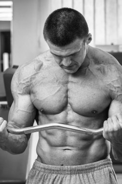 Halter alıştırmalar kılıyor.