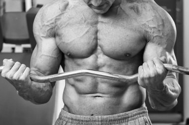 Halter alıştırmalar kılıyor.