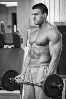 Halter alıştırmalar kılıyor.