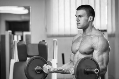 Halter alıştırmalar kılıyor.