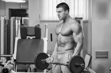 Halter alıştırmalar kılıyor.