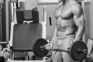 Halter alıştırmalar kılıyor.