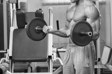 Halter alıştırmalar kılıyor.