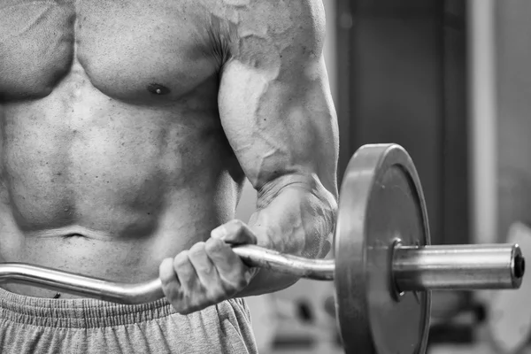 Man maakt oefeningen met barbell. — Stockfoto