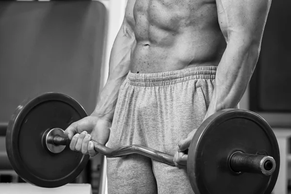 Mann macht Übungen mit Langhantel. — Stockfoto