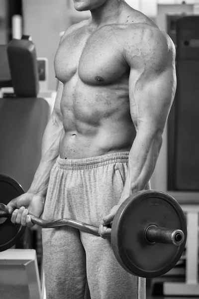 Homem faz exercícios com barra . — Fotografia de Stock