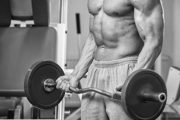 Man maakt oefeningen met barbell. — Stockfoto