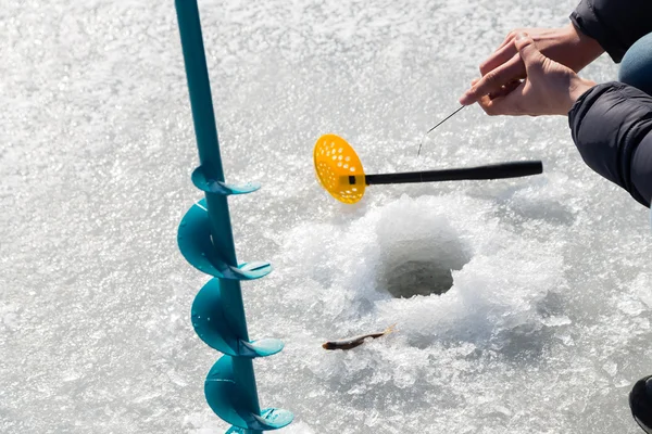 Fischer auf Eisangeln aus dem Brunnen — Stockfoto