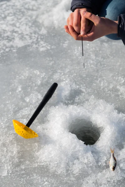 Fischer auf Eisangeln aus dem Brunnen — Stockfoto