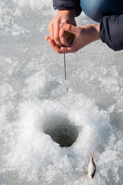 Fischer auf Eisangeln aus dem Brunnen — Stockfoto