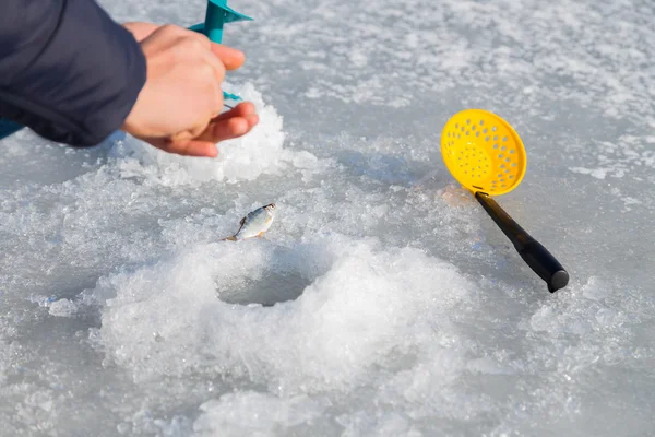 Rybak na lodzie rybackie z dobrze — Zdjęcie stockowe