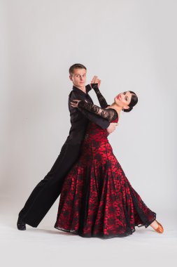 Erkek ve kadın dans poz poz.