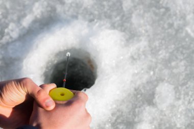 Buz balıkçılık kuyudan balıkçı