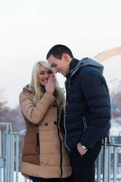 Pareja posando al aire libre — Foto de Stock