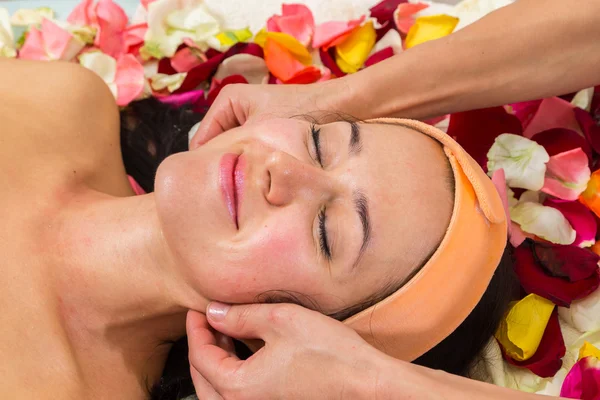 Chica acostada sobre pétalos en salón de belleza — Foto de Stock