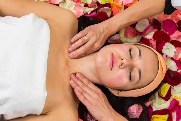 Chica acostada sobre pétalos en salón de belleza — Foto de Stock