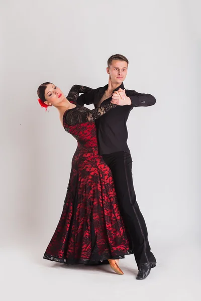 Homem e mulher posando em pose de dança . — Fotografia de Stock