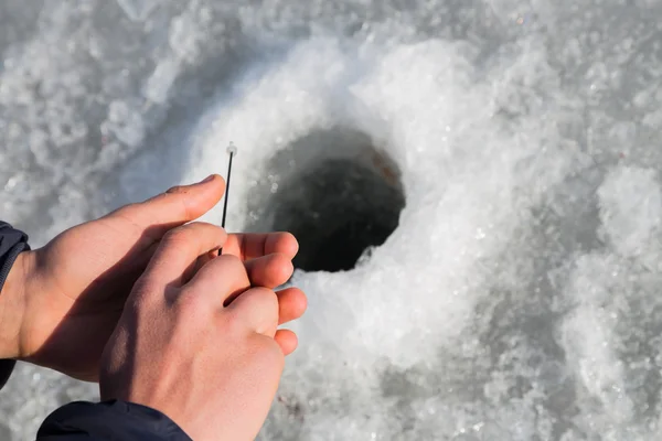 Fischer auf Eisangeln aus dem Brunnen — Stockfoto