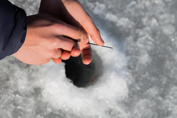 Fischer auf Eisangeln aus dem Brunnen — Stockfoto