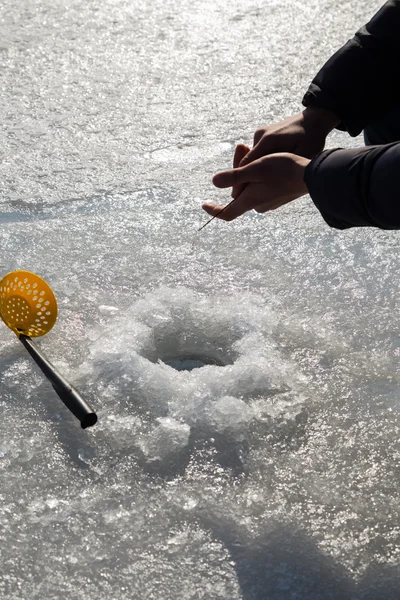 Fischer auf Eisangeln aus dem Brunnen — Stockfoto