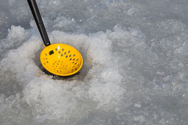 Gelbes Sieb für das Winterfischen — Stockfoto