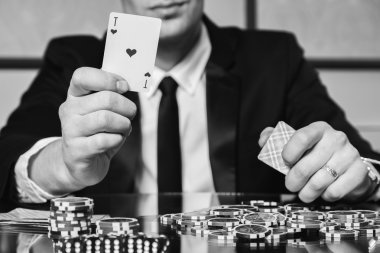 Poker masasında oynarken adam