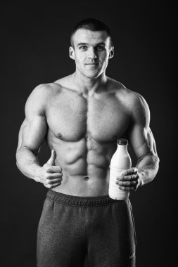 Süt içme sağlıklı, güçlü bir adam