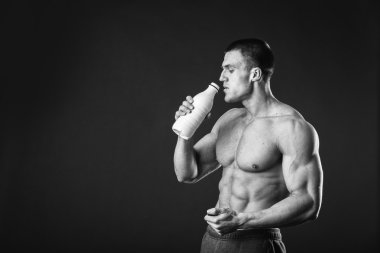 Süt içme sağlıklı, güçlü bir adam