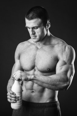 Süt içme sağlıklı, güçlü bir adam