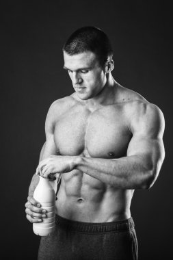 Süt içme sağlıklı, güçlü bir adam