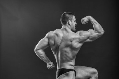 kaslı adam vücut geliştirmeci
