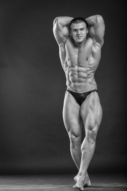 kaslı adam vücut geliştirmeci