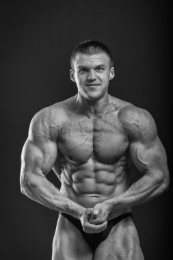 kaslı adam vücut geliştirmeci